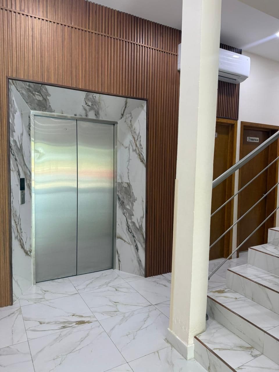 Elevador que comunica ambas plantas